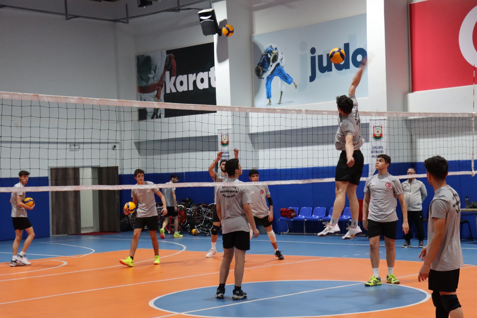 BÜYÜKŞEHİR BELEDİYESİ GENÇ ERKEKLER VOLEYBOL TAKIMI ÇEYREK FİNALLERE HAZIRLANIYOR