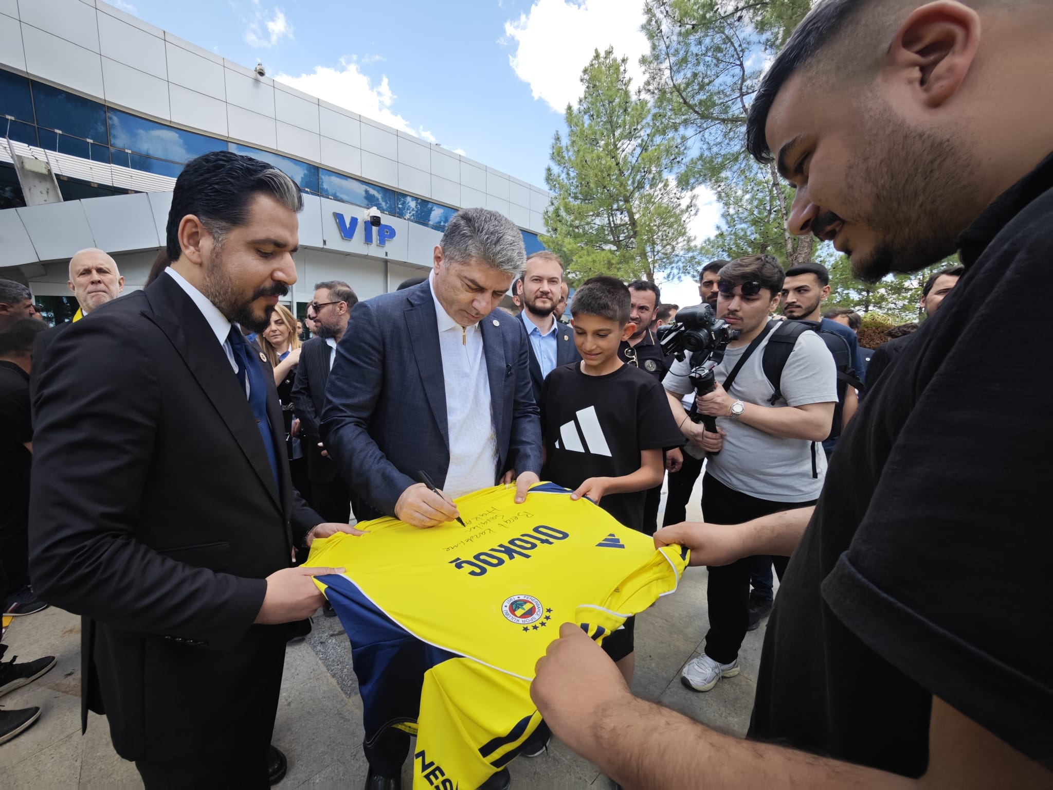 Fenerbahçe Başkan Adayı Hakan Safi’den Şanlıurfa Çıkarması: GAP Havalimanı’nda Coşkulu Karşılama