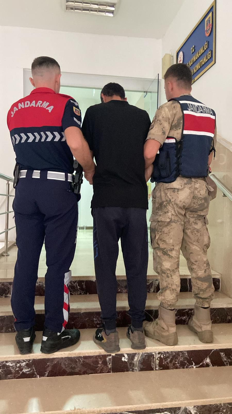 ŞANLIURFA'DA HAKKINDA 5 YIL CEZA BULUNAN FİRARİ HIRSIZ JANDARMA MOTORİZE EKİPLERİNE TAKILDI