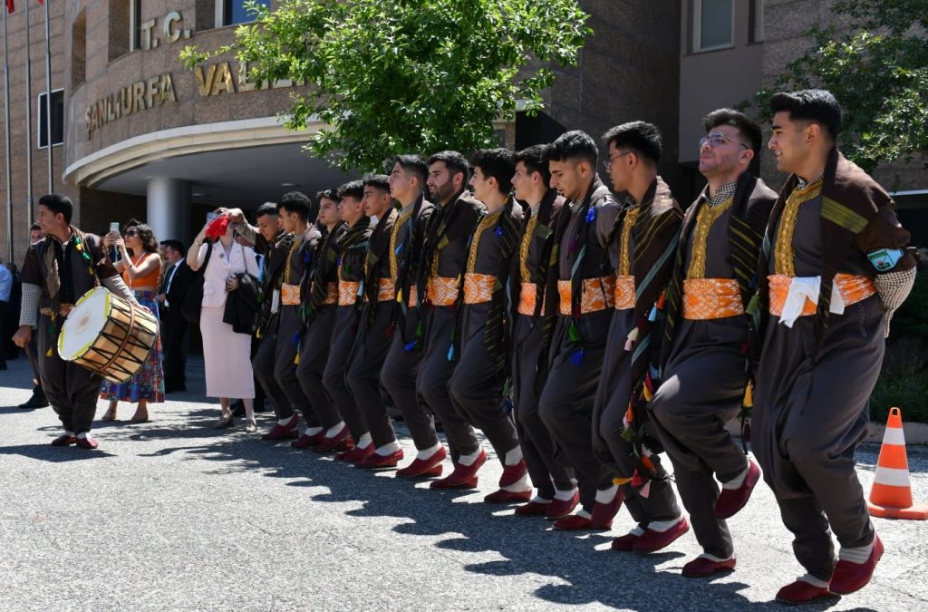 Şanlıurfa’da Halk Oyunları Coşkusu: Yarışmalar Kortej Yürüyüşüyle Başladı