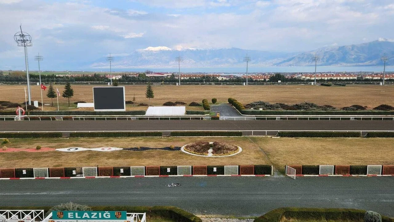 Halı Sahada Başladı, Hipodromlara Sıçradı: 2 Şehirde Meydan Muharebesi, 13 Yaralı!