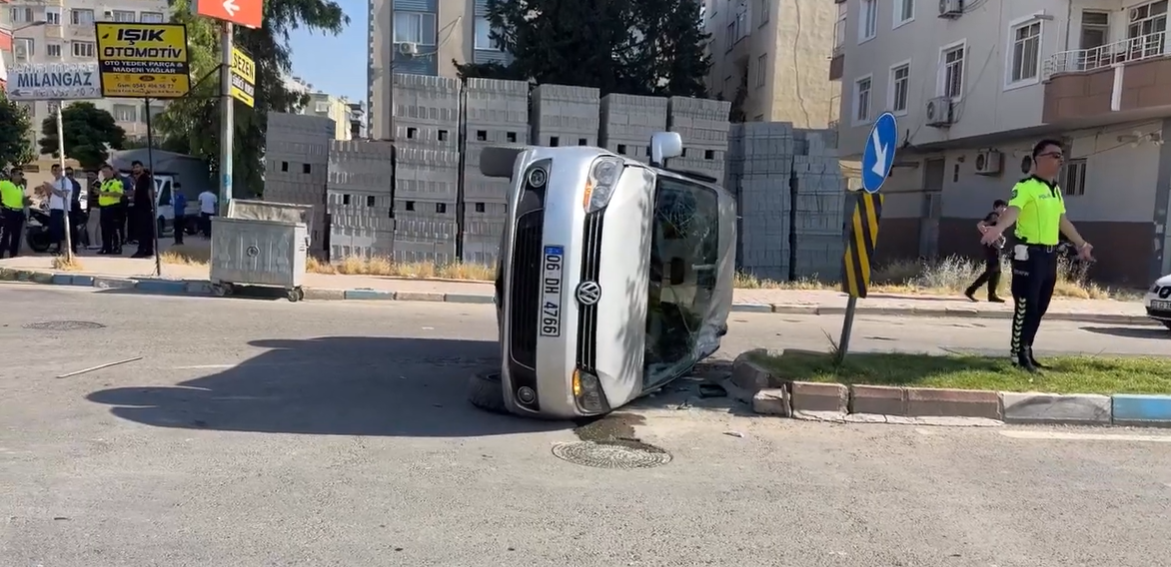 BİRECİK’TE KORKUTAN KAZA: ARAÇ YAN YATTI, TRAFİK KONTROLLÜ SAĞLANIYOR