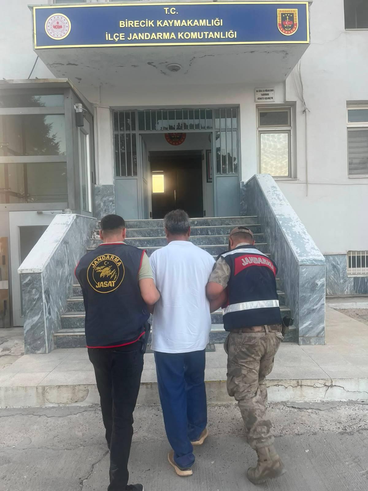 BİRECİK’TE JANDARMADAN KAÇAMADI: 13 YIL HAPİS CEZASI BULUNAN FİRARİ YAKALANDI!