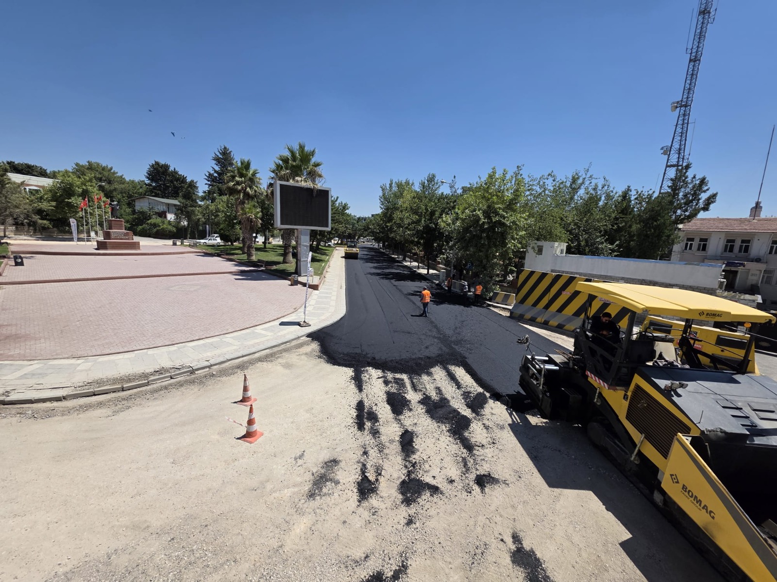 SİVEREK'TE YOLLAR YENİLENİYOR, ULAŞIM KONFORU ARTIYOR
