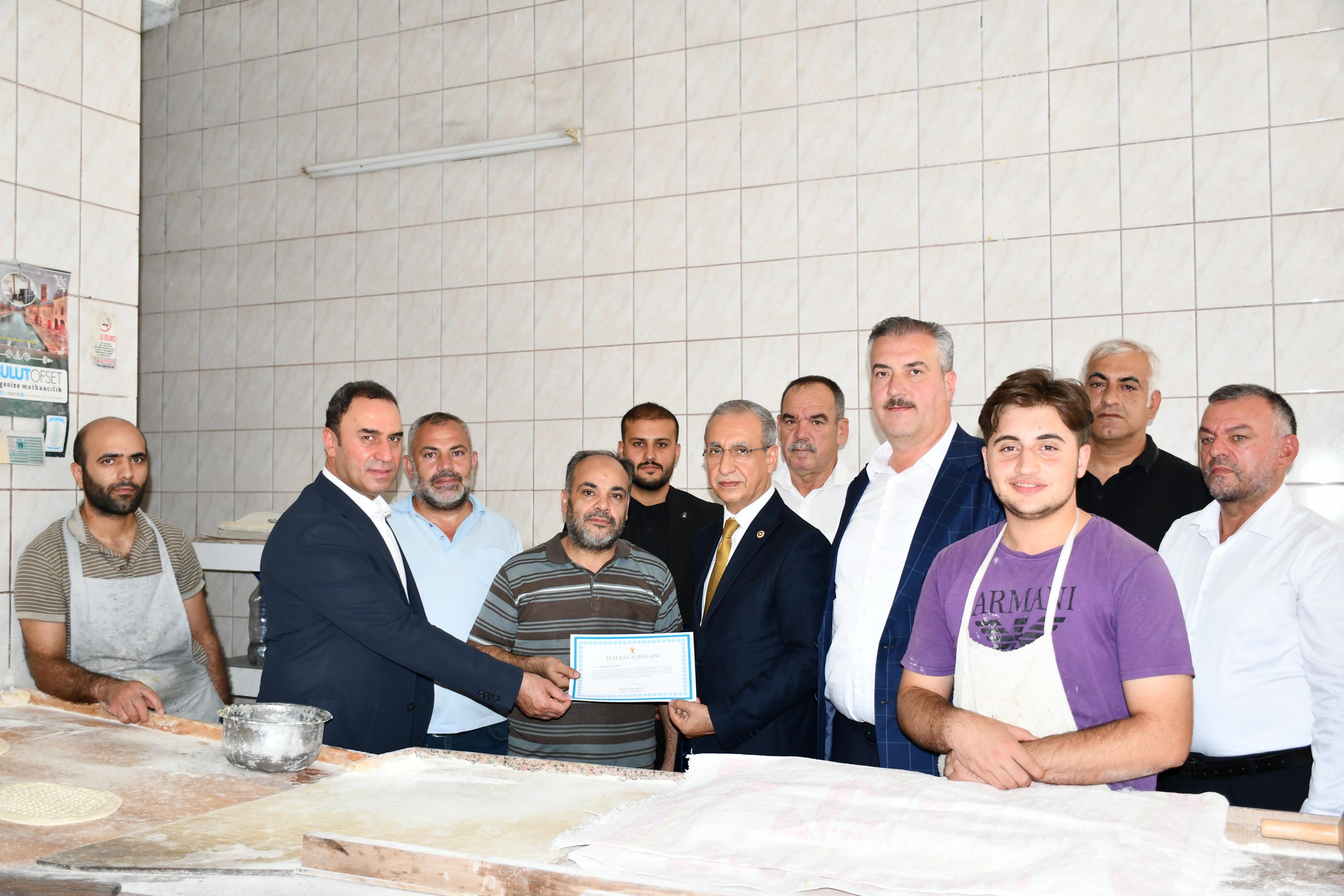 AK Parti Eyyübiye Teşkilatından Fırın İşletmecisi Üyeye Teşekkür Belgesi Ziyareti